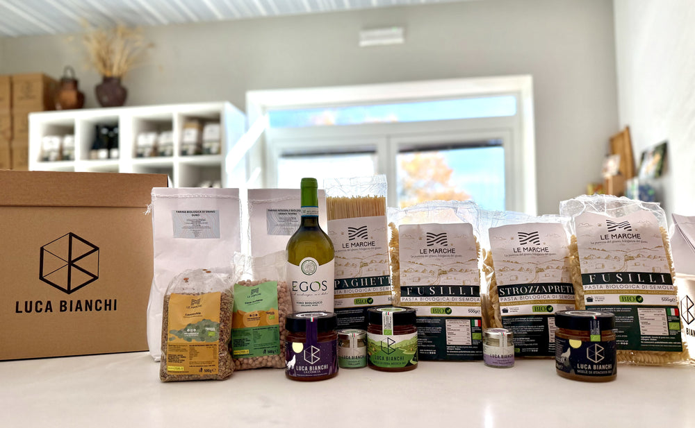 Cesto natalizio di pregio con prodotti artigianali, mieli e Verdicchio